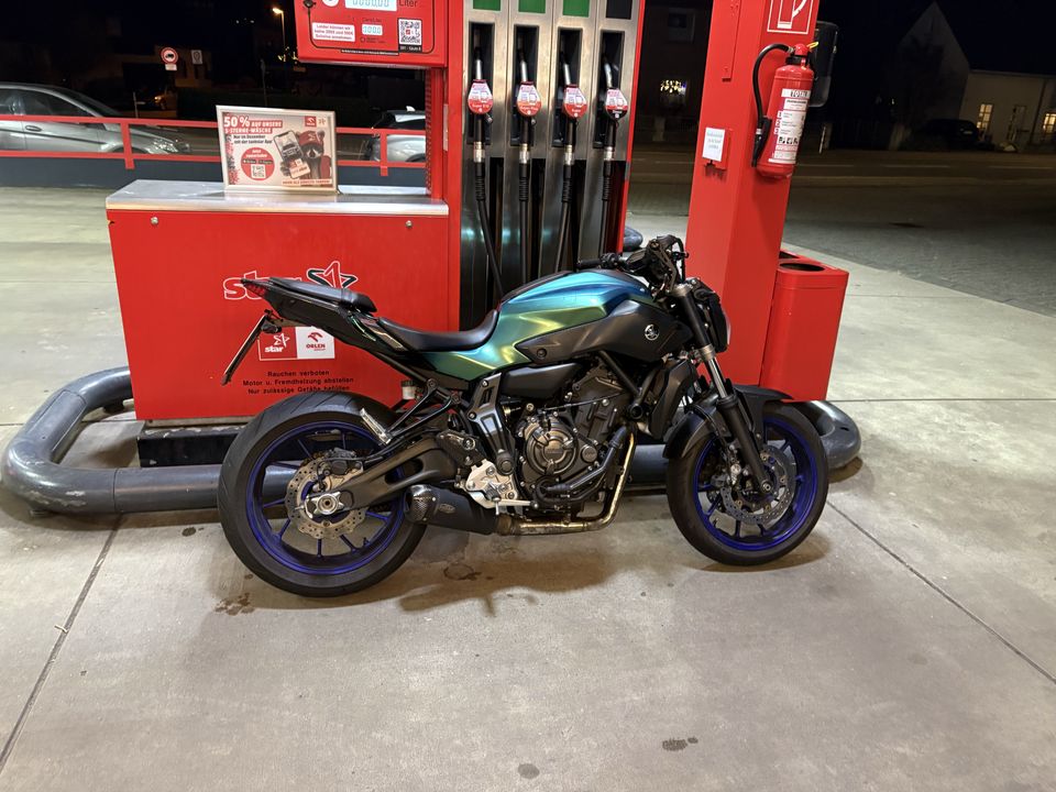 Yamaha MT-07 nachts an der Tankstelle